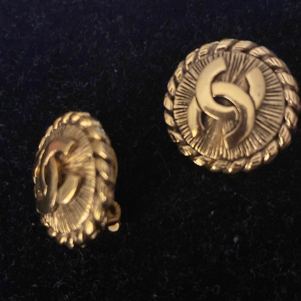 Vintage Chanel Clip Round Earrings - Picture 2 of 10